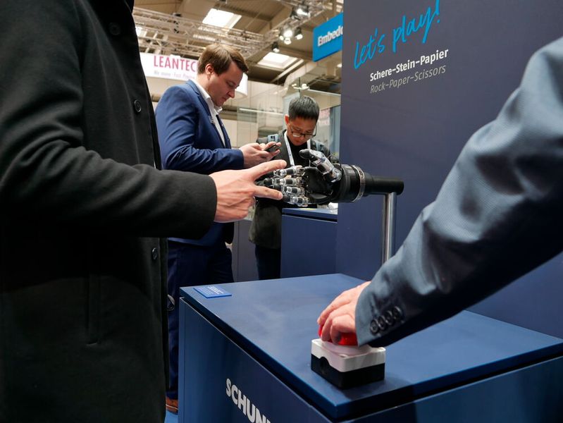 Bei Schunk bereitet man sich ebenfalls auf den Siegeszug der Humanoiden vor. Am Stand konnte man sich beim Schere-Stein-Papier-Spiel mit der KI messen.  (Bild: Sandro Kipar/VCG)