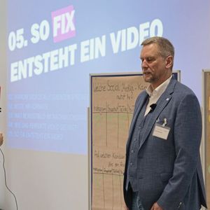 Video-Artista Isabelle Surmont interviewte für einen Videoclip ZDK-Vorstand René Gravendyk.(Bild:  Büttner – autoFACHMANN)