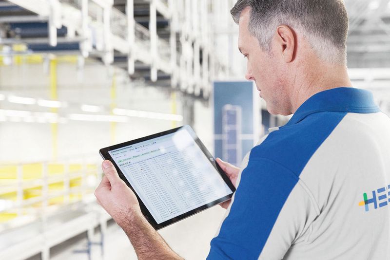70 % aller elektronischen Probleme bei Druckmaschinen, die bei Heidelberg eingehen, können bereits per Fernzugriff gelöst werden. (Heidelberg)