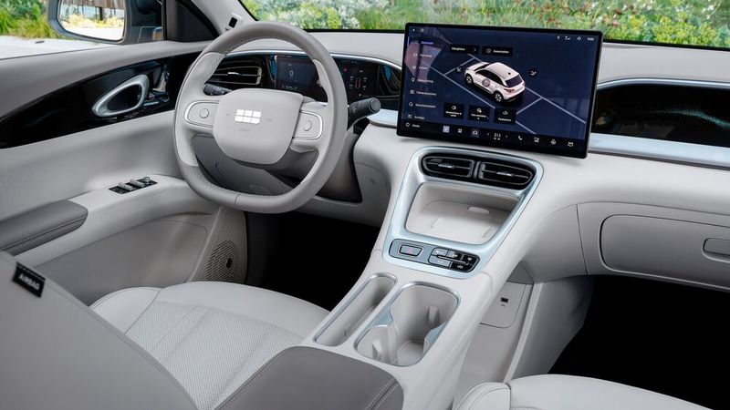 Der Innenraum ist erwartbar ausgestaltet und wird von einem 14,6 Zoll messenden Bildschirm dominiert. (Bild: Geely)
