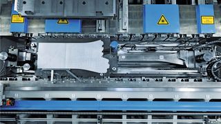 Tiefziehpresse mit eingelegter Platine. In zwei Umformschritten und einem Fügeschritt ist das T³-Profil einbaufertig.  (Bild: ThyssenKrupp)