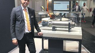 „Unsere Software zeigt, was sich im Inneren der Frässpindel tut“, sagt Dietmar Sproll. (Sebastian Hofmann)