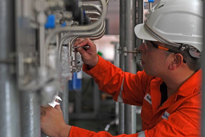 Zu den Best Practices für die korrekte Installation gehört auch der Einsatz einer Prüflehre, um zu prüfen, dass Verschraubungen fest genug angezogen wurden. (Bild: Swagelok)