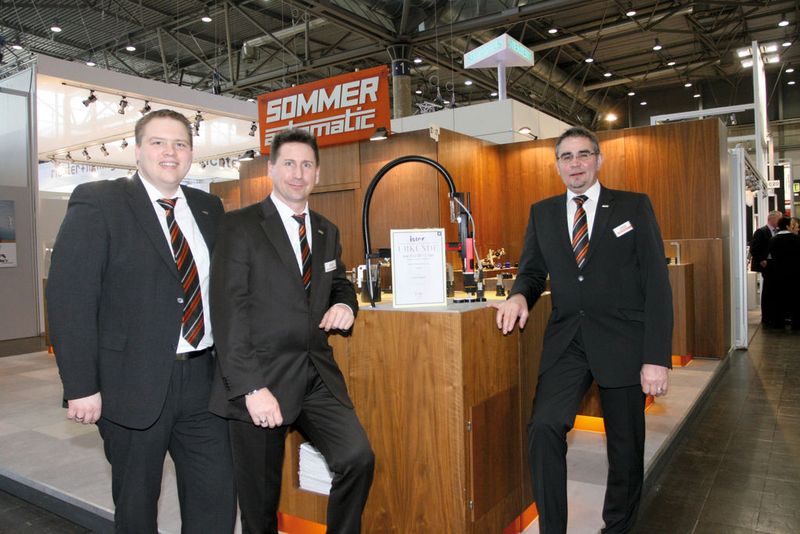 Über den 2. Platz für ihren Impulsgreifer mit 250 Greifzyklen pro Minute freuen sich (v.l.): Jan Schaare, Verkaufsmanager Robotik, Hermann Liese und Thomas Schröder, beide verantwortlich für technische Beratung und Verkauf bei Sommer-automatic. (Anne Richter, SMM)