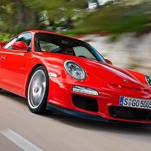 Im März des Jahres 2006 wurde zusammen mit dem 997 Turbo der 911 GT3 auf dem Genfer Auto-Salon vorgestellt. Sein Motor leistet 25 kW (34 PS) mehr als sein direkter Vorgänger; das maximale Drehmoment ist 20 N·m größer. In 4,3 s beschleunigt das 1.395 kg schwere Fahrzeug auf 100 km/h. Er war ab Mai 2006 erhältlich.(Bild:  Porsche AG)