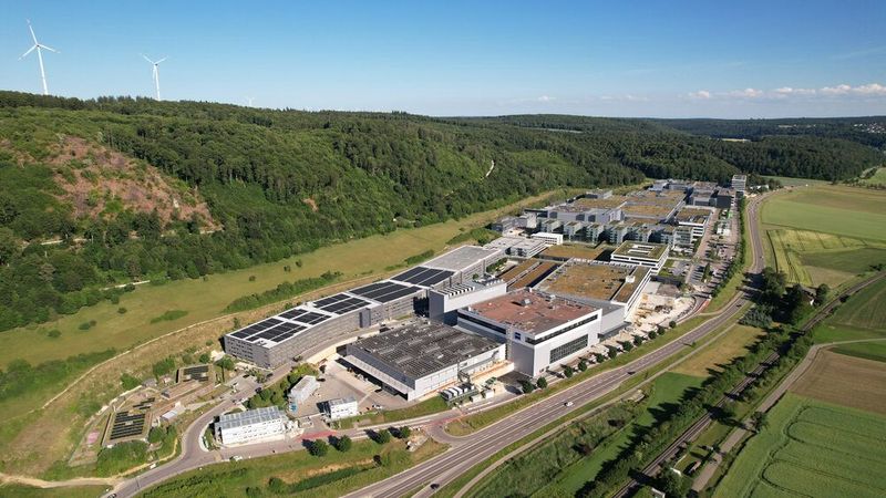 Der Campus von Zeis SMT in Oberkochen wurde um ein neues Gebäude erweitert. (Bild: Zeiss SMT)
