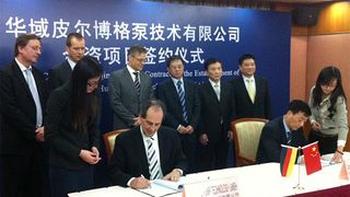 Unterzeichnung des Joint Venture Vertrags in Shanghai durch Zhang Haitao (r.), President der Huayu Automotive Systems Co., Ltd., und Udo Nenning, Vorsitzender der Geschäftsleitung der Pierburg Pump Technology GmbH. (Foto: KSPG)