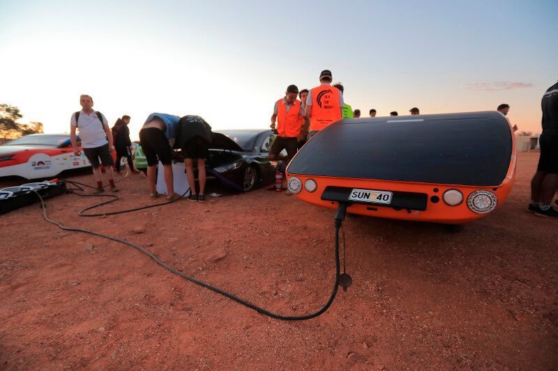 Alle anderen Energien müssen von der Sonne kommen oder aus der kinetischen Energie des Fahrzeugs gewonnen werden. Dies sind wohl die effizientesten Elektrofahrzeuge. (World Solar Challenge)