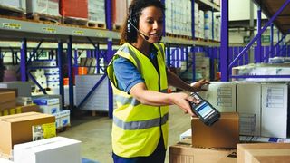 Mit dem mobilen Computer MC3300 lassen sich Barcodes in unmittelbarer Nähe ebenso zuverlässig erfassen wie im höchsten, bis zu 21 Meter entfernten Lagerregalfach. (Zebra)
