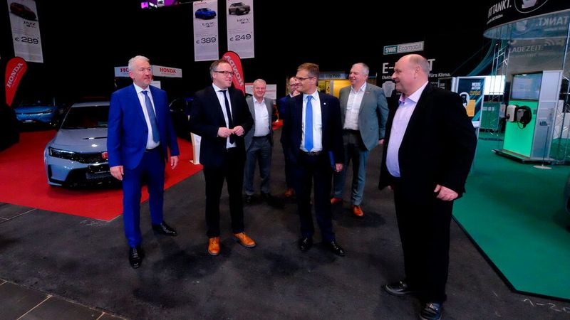 Messe-Rundgang: (v. l.) Matthias Andrzejak (Messeorganisator), Prof. Dr. Mario Voigt (CDU), Dr. Kurt-Christian Scheel (ZDK-Hauptgeschäftsführer), Helmut Peter (Präsident LV Thüringen) und im Hintergrund Uwe Schmidt (Geschäftsführer LV Sachsen), Dietmar Hoffmann (Geschäftsführer LV Thüringen) sowie Michael Schneider (Präsident des LV Sachsen) (Bild: VCG - Zietz)