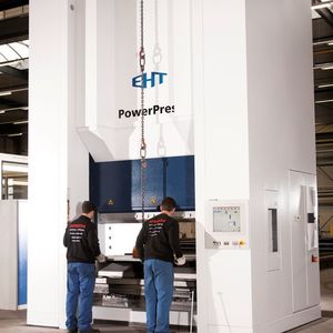 Die Power-Press 1000-20 formt Bleche von 3 bis 150 mm Dicke und bis zu 2 m Länge um. Sie ist 5,4 m hoch und 70 t schwer. Bild: Sandern Gruppe