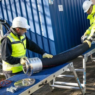 Spezialisierte technische Händler bieten mobile Schlauchprüfungen an. Das heißt, sie kommen zum Kunden, um die Prüfung an ausgebauten, gereinigten und gespülten Schlauchleitungen vorzunehmen. (Bild: Schauenburg Industrietechnik)