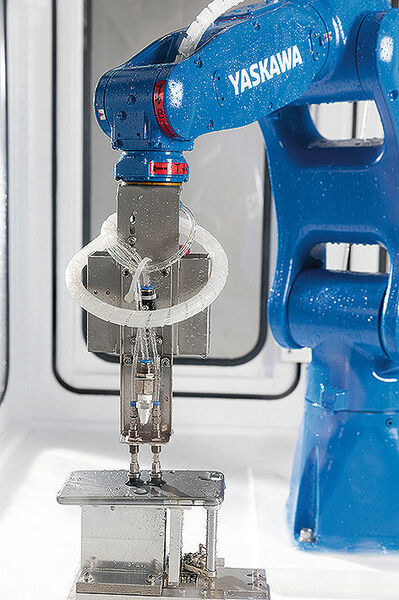 Ein Roboter aus der Serie Motoman GP 8 in einer Arbeitszelle zum Polieren – die Tragkraft reicht bis 8 kg. (Yaskawa)