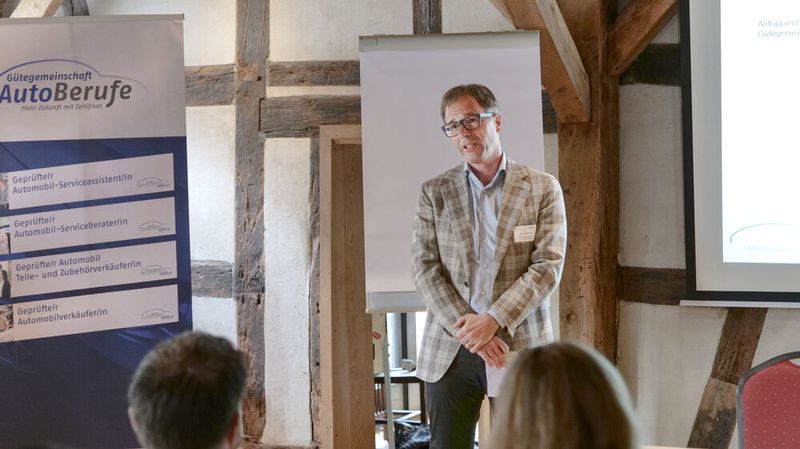 Dr. Jürgen Groß, Hauptgeschäftsführer des BIV-Kfz, stellte den Verband vor und bat um die Aufnahme in die Gütegemeinschaft. Seiner Bitte wurde entsprochen. (Bild: Schmidt - VCG)