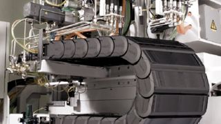 Die TKA-Energieführungsketten eignen sich aufgrund ihres hohen Schutzgrades unter anderem für den Einsatz in Werkzeugmaschinen. (Bild: Kabelschlepp)