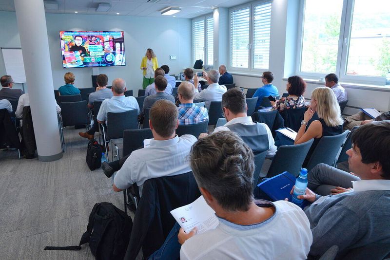 Dr. Sibylle Peuker von der Zeix AG diskutierte, wie sinnvoll der Einsatz von Conversational Interfaces wie Chatbots und Sprachassistenten ist.  (J. Untch / Vogel Communications Group GmbH & Co. KG)