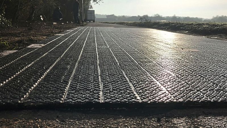 Solarstraße in Erftstadt: Im Jahr 2018 wurde ein Solarradweg eröffnet. Das kleine Pilotprojekt in der Nähe von Köln sollte 6.000 Kilowattstunden Strom erzeugen. 2024 wurden jedoch die Solarmodule abgefräst.(Bild:  Solmove)