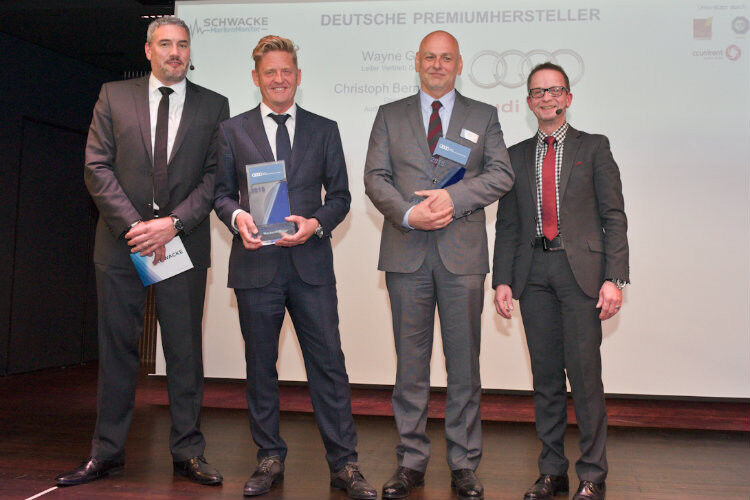 Ein Pokal für Audi-Vertriebschef Wayne Griffiths (2.v.l.) und einen für Audi-Beiratssprecher Christoph Bernhardt (2.v.r.). Die Ingolstädter wurden Doppelsieger in den Kategorien Deutsche Premiummarken und Nachhaltigkeit. (Foto: Schwacke)