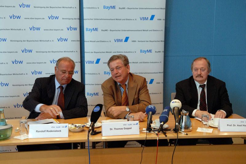 V.l.n.r.: Randolf Rodenstock, Präsident der bayerischen Arbeitgeberverbände VBW, BayME und VBM, Wissenschaftsminister Dr. Thomas Goppel sowie Prof. Dr. Axel Haase, Gründungsgeschäftsführer der BayPAT und Präsident der Universität Würzburg. (Archiv: Vogel Business Media)