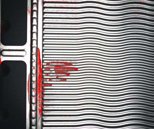 Von der Handarbeit zur Automatisierung! Statt das Auge des Menschen überprüfen jetzt Kameras und Bildverarbeitungssysteme die Qualität von Elektrolyseurkomponenten. Wenn ein zu großer Fehlerbereich – hier rot – registriert wird, wird die Bipolarplatte ausgetauscht.(Bild:  Fraunhofer IPA)