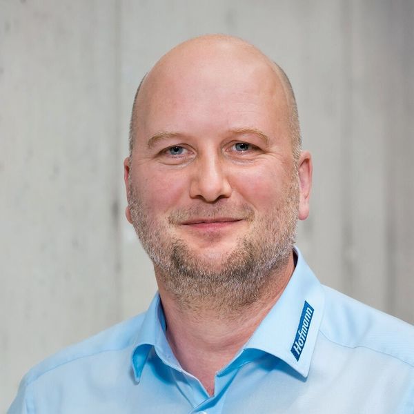 Harald Haft, verantwortlich für das Qualitäts- und Umweltmanagement bei Hofmann: „Es müssen keine Löcher für Kabel gebohrt werden und die Geräte müssen nicht mühsam anhand eines Referenzmodells verifiziert, sondern können bequem über T Comm kalibriert werden.“ (Bild: Hofmann)