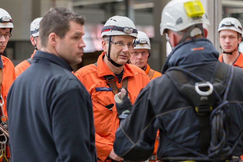 Lehrgangsleiter Jens Warncke bei der Teambesprechung. (Bild: BLG Logistics)
