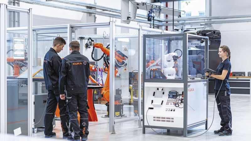 Schulen und Hochschulen erhalten ein Gesamtkonzept, das den Einstieg in die industrielle Automatisierung vereinfacht.(Bild:  Kuka)