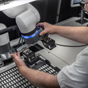 Sensitive Gelenkmomentsensoren in allen sechs Achsen des LBR iisy ermöglichen eine sichere Zusammenarbeit von Mensch und Roboter.(Bild:  KUKA)