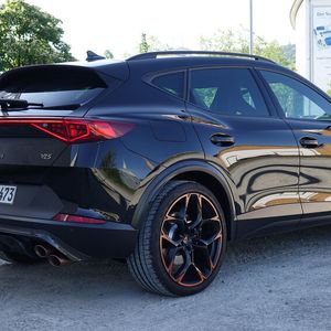 7. Das Design: Auch optisch will der VZ5 zeigen, dass es sich bei ihm um die Hochleistungsvariante der Baureihe handelt. Dafür sorgen die exklusiven 20-Zöller,  eine etwas breitere Spur und eine Tieferlegung um zehn Millimeter sowie diverse Carbon-Elemente an Front- und Heckschürze, der markante Heckdiffusor, die eigene Motorhaube, die schräg übereinander liegenden, kupferfarbenen Endrohre oder die extragroßen Luftöffnungen an der Front.(Bild:  Schreiner – »kfz-betrieb«)