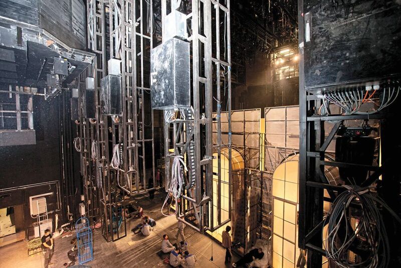 Das Eigengewicht jedes Podiums liegt bei rund 70 Tonnen. Hydraulische Antriebe bewegen sie ruckfrei mit bis zu 0,7 Metern pro Sekunde über einen Hub von 16 Metern auf- und abwärts.  (Bosch Rexroth AG)