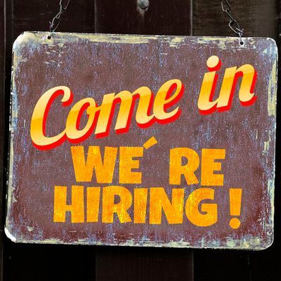 Bitte einzutreten: Laut einer Prognose von VDI und VDE werden Elektroingenieure in den kommenden Jahren händeringend gesucht werden. Sind arbeitslose Ingenieure deshalb nur seltene Einzelfälle oder stimmt das Gesamtbild nicht? (Bild:   / CC0)