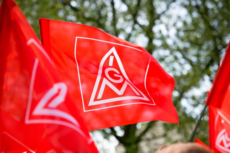 Die Vertreter der IG Metall und der Arbeitgebergemeinschaft des Kfz-Gewerbes einigten sich auch in Niedersachsen und Sachsen-Anhalt auf einen neuen Tarifabschluss und eine Lohnsteigerung.(Bild:  IG Metall)