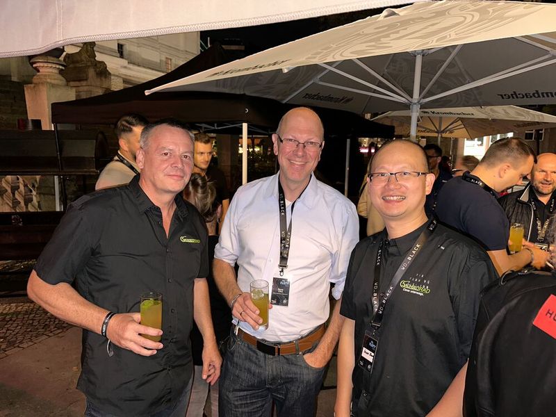 (v. l.) Ronald Leykum (Leicke), Rene Otto (Netto) und Guan Zhang (Leicke) fänden es gut, wenn es bald wieder eBikes beim Netto zu kaufen gibt. (Bild: Vogel IT-Medien GmbH)