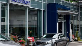 Die ruhig gestaltete Fassade transportiert unaufdringlich den Qualitätsgedanken des Hauses. (Holz / »kfz-betrieb«)