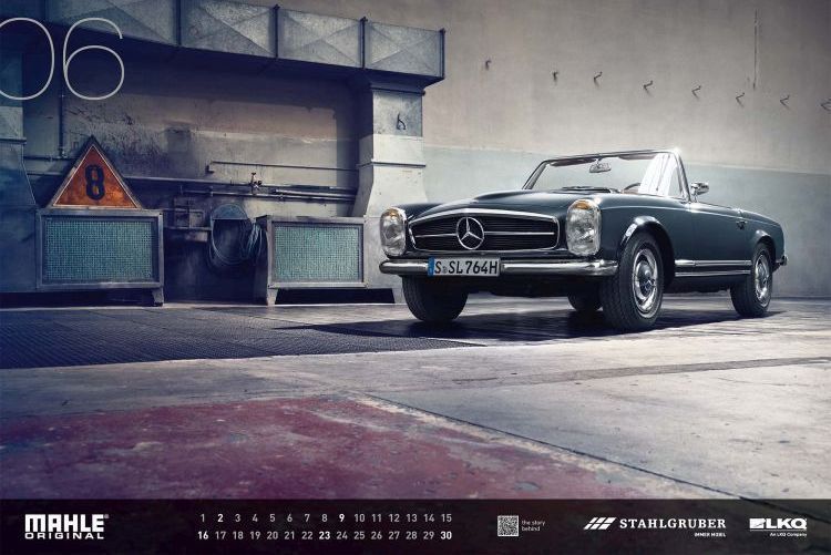 Der W 113, genannt „Pagode“, ist ein zweisitziges Cabriolet, das Mercedes-Benz von 1963 bis 1971 baute. Er sollte gleichzeitig den 190 SL und 300 SL ersetzen. Seine Sechszylinder-Motoren leisteten 150 bzw 170 PS. Rund 49.000 Exemplare wurden von der Pagode gebaut, die ihren Spitznamen (im Fall des Coupés) von dem mittig nach innen gewölbten Bereich analog eines Pagodendachs erhielt. (Stahlgruber)