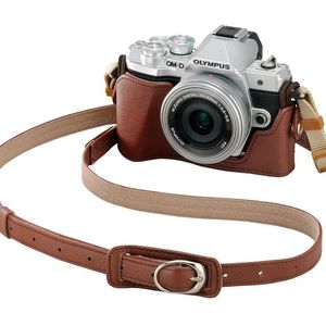 Mit der Retro-Tasche erinnert die OM-D E-M10 Mark III an vergangene Zeiten.