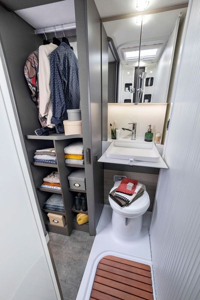 Auch ein vollwertiges Sitzklo gehört zur Badezimmerausstattung. (Bild: Challenger)