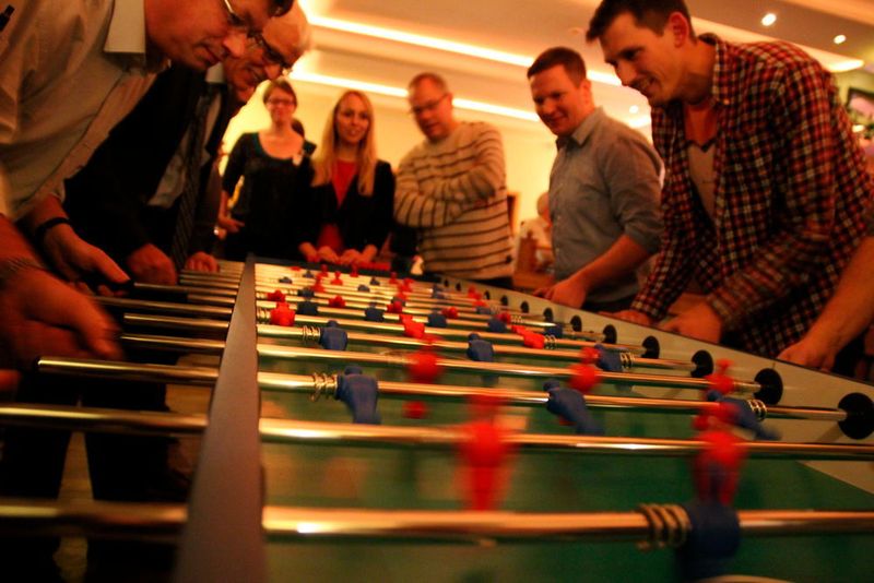 Impressionen der Abendveranstaltung bei den Förderprozess Foren 2016 in Würzburg. Das 4er-Kicker Turnier sorgte für Spaß und Spannung. (Ernhofer/PROCESS)