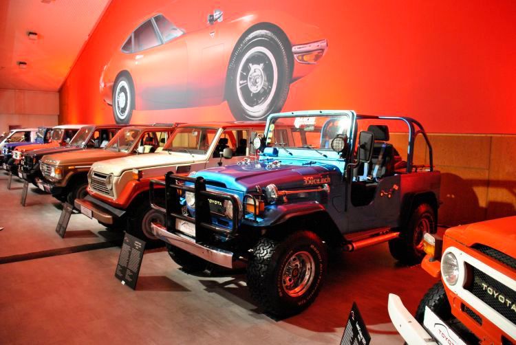 Echtes Unikat: Bei diesem FJ-Jeep steckt nicht wie zu erwarten ein Vier- oder Sechszylinder aus Japan, sondern der 5,7 Liter große Small-Block-V8 aus der Chevrolet Corvette unter der Haube. (Bild: Dominsky)