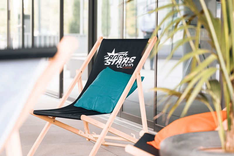 Die Strandliegen im „CLOUD NATIVE ROCKSTARS“-Design gab es nämlich als Erinnerungsstück mit nach Hause; und sie wirkten nach einem anstrengenden Konferenztag besonders einladend. Weitere Bilder im Rückblick der Vogel-IT-Akademie. (Bild: berndrottmann.com)