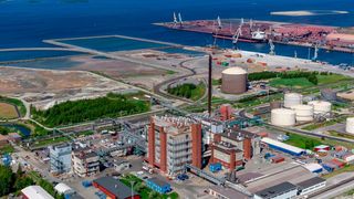 Der Industriepark in Kokkola (Finnland); im Vordergrund: die erweiterte Produktionsanlage von Cabb. (Bild: Cabb)