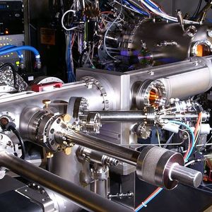 Die nur wenige Nanometer dicken Schichten wurden mit dieser Molekularstrahlepitaxie-Anlage aufgebaut.