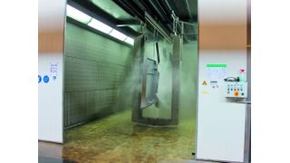 Vor dem Beschichten werden die Teile mittels JUMBO-CLEAN-Waschautomat gereinigt. (Bild: Meeh)