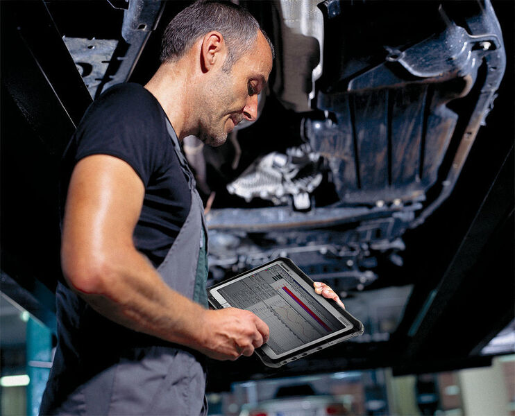 Das Industrie-Tablet Toughbook CF-D1 von Panasonic ist für verschiedene Einsatzszenarien geacht, unter anderem im Automotive-Umfeld für Diagnose-Zwecke. (Bild: Panasonic)