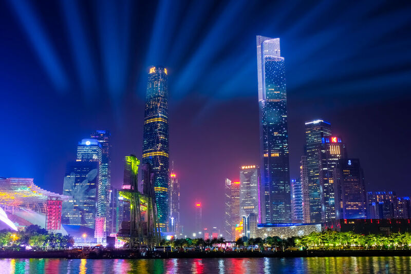Platz 2: Im Guangzhou CTF (Chow Tai Fook) Centre (höchstes Gebäude im Bild, re.) düst man in 43 Sekunden ins 95. Stockwerk, was einer Geschwindigkeit von 20 m/s (72 km/h) entspricht. (Bild: 健太 上田 - stock.adobe.com)