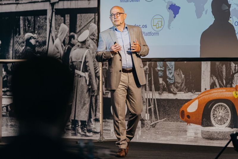 Bernd Voelpel, Head of Smart Factory Group bei Leadec, beschrieb anhand einer End-to-End-Plattform seines Unternehmens, wie Wertschöpfung mit den Möglichkeiten der smarten Fabrik funktionieren kann. (Bild: Benedikt Knüttel/BK Fotofilm)