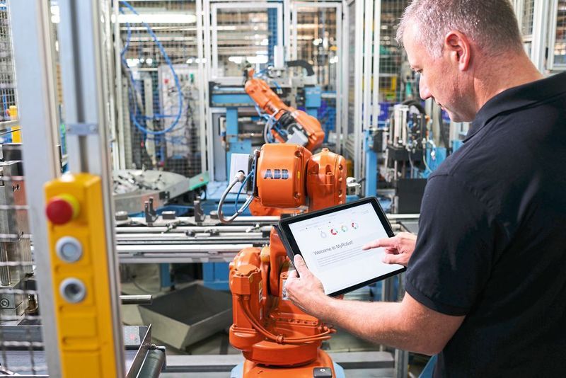 Alle ABB-Roboter werden anschlussfertig für ABB Ability Connected Services geliefert und bieten so ganz neue Möglichkeiten durch vorausschauenden, proaktiven und unmittelbaren Support. (ABB / Jürgen Jeibmann)