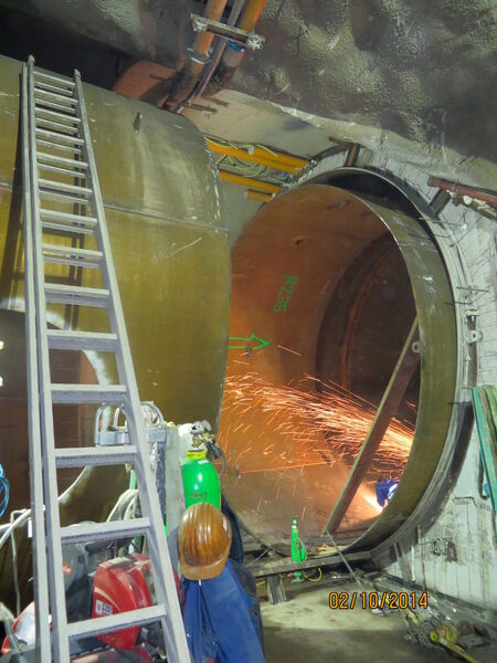 Die in Wels vorbereiteten Druckstollenteile des Pumpspeicherkraftwerks Reißeck II werden untertage mit Hilfe der TPS/i einseitig verschweißt. (Bild: VAM)