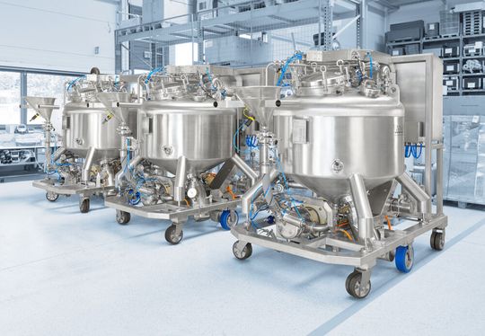 Das elektrische Antriebssystem „ErgoMove 4000“ von Blickle erfüllt alle im Reinraum erforderlichen Bedingungen. Es transportiert mobile Prozessanlagen ergonomisch und ermöglicht präzises Manövrieren.(Bild:  Blickle)