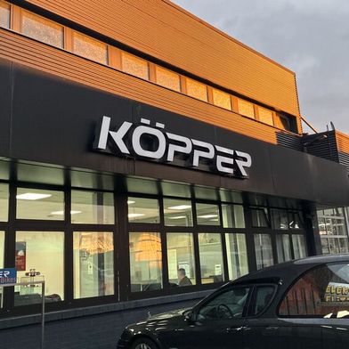 Ein Motto bei Mercedes Köpper in Dorsten: „Verkauf nach Feierabend – wir sind vorne!" (Bild: Rehberg/VCG)